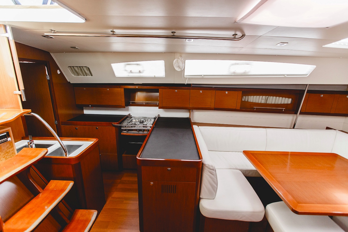 Аренда парусной яхты BENETEAU OCEANIS 50 в Сочи - кухня
